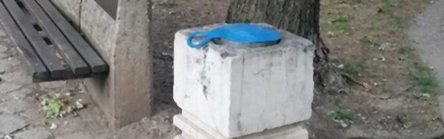 Neko je "uredio" kante za smeće na Novom Beogradu i ne verujemo šta vidimo