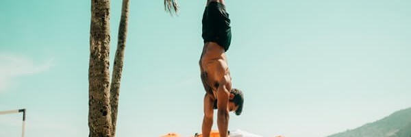 Sklek u stoju – lakši načini za završavanje ove vežbe