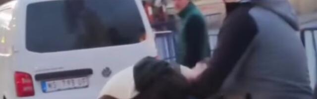 TUČA tokom čišćenja Trga u NS: Radnik "Čistoće" oborio aktivistu, sevale i PESNICE (VIDEO)