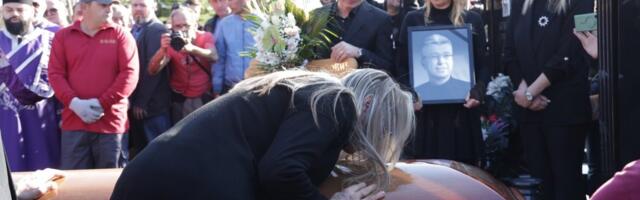 Sahranjen Saša Popović! Potresne scene na groblju, porodica rasuta u komade (FOTO)