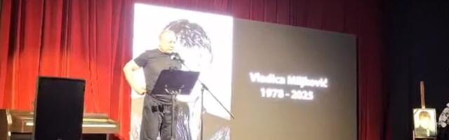 (FOTO) Ajkula održao dirljiv govor na komemoraciji bratu Viki Miljković: "Čekaj nas gore na nebu"