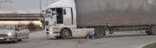 "Makljaža" nasred ulice u Novom Sadu: Obračun dvojice vozača, rvu se, a vozila stoje na putu