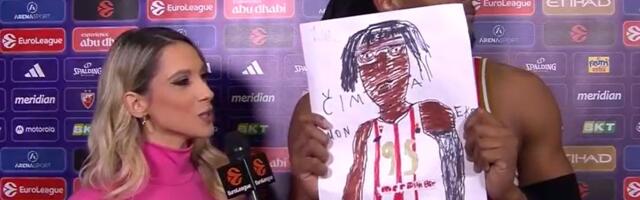 POHVALIO SE U LAJV PRENOSU: Moneke davao izjavu, a onda pokazao crtež koji je dobio od navijača!