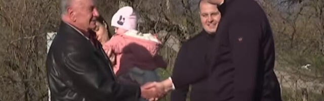 Vučić posetio porodicu Janković u selu Tolići kod Mionice: Imaju farmu sa 140.000 kokošaka