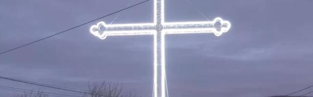 Centar srpskog sela obasjan časnim krstom: Ujedinili se meštani pa podigli svetinju FOTO