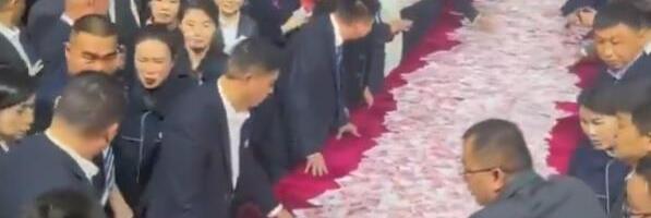 "OVO JE ZAISTA ŠEF IZ SNOVA" Direktor kompanije stavio na sto 26 miliona dolara i rekao svojim radnicima da ih SLOBODNO uzmu! (VIDEO)