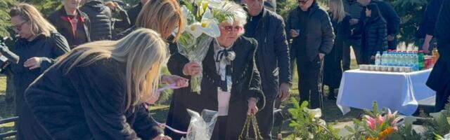 SESTRA SAŠE POPOVIĆA STIGLA NA GROBLJE: Nosi buket belih kala, na licu naočare (FOTO)