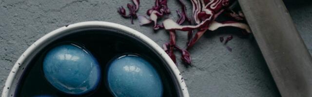 Zašto svi (i ove godine) farbaju usršnja jaja prirodnim bojama?