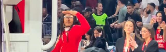 Čima Moneke ušao u Beogradsku arenu, pa odmah počeo da traži gde se nalaze Grobari