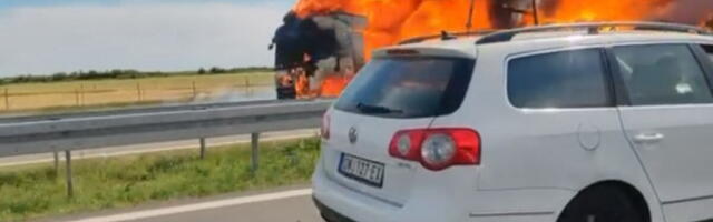 VOZAČI KRENULI KONTRASMEROM NAKON SUDARA I BUKTINJE! Opasna situacija na auto-putu! Kamion u potpunosti izgoreo nakon sudara sa drugim teretnjakom! (VIDEO)
