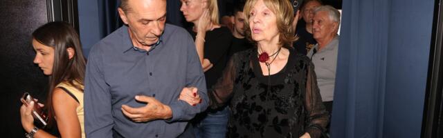 Pevačica JEDVA STOJI NA KOMEMORACIJI Andrije Bajića! Kolega održao potresni govor, ĆERKE I MALA CANA neme od velike tuge! (VIDEO)