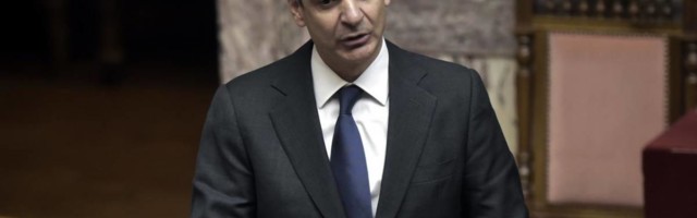 Grčki premijer se skinuo da primi vakcinu i internet ne može da se zasiti njegovih mišića