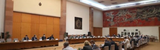 TRŽNI CENTRI SE OTVARAJU U PONEDELJAK, a evo šta je sa kafićima i školama! Krizni štab doneo odluku o popuštanju mera /VIDEO/