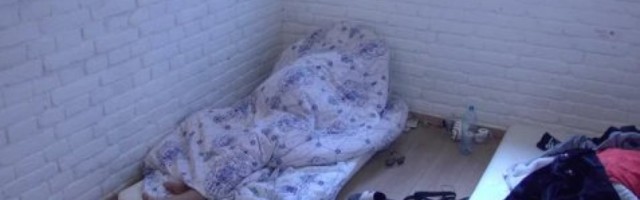 (VIDEO) BIO PRINUĐEN DA GLEDA VRELU AKCIJU MAJE I JANJUŠA!  Ostavili da sedi pored kreveta dok su oni u zanosu strasti!