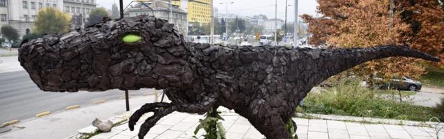 Skulptura dinosaura od ćumura u centru Sarajeva upozorava: Želite li izumrijeti?