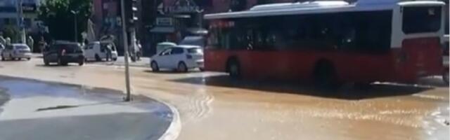 Poplava na Banjici, pešaci ne mogu da pređu ulicu (VIDEO)
