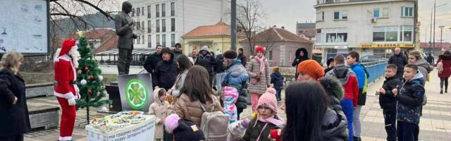 BUNT-PRAVA SRBIJA delila deci paketiće u centru Leskovca