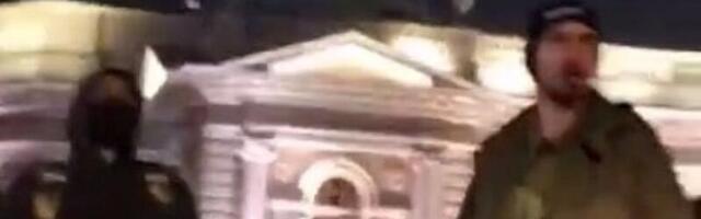 SNIMAK KAO DOKAZ: Huligani iz redova opozicije napadaju policiju (VIDEO)