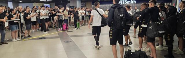 Crno-bela deca žive najslađi san! “Grobari” na aerodromu dočekali najmlađi tim (VIDEO)
