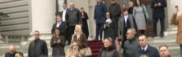 Посланици опозиције пробили ограду испред Скупштине