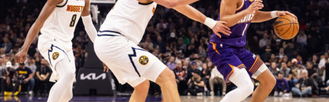 SKANDALOZAN POTEZ Jokić dobio udarac u lice, Srbin ostao da leži na parketu, sudija sve posmatrao i nije reagovao (VIDEO)