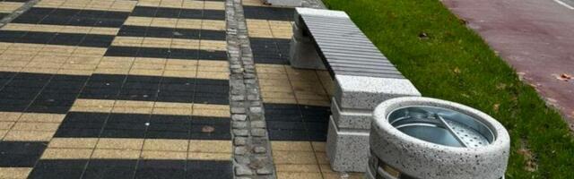 Mobilijar od 18 klupa po centru i 10 kanti za otpatke