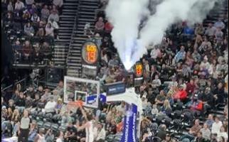 LJUDI NISU MOGLI DA VERUJU ŠTA SE DEŠAVA! Utakmica NBA lige prekinuta iz bizarnog razloga - oblak dima se pojavio na terenu, ovo se ne viđa svaki dan!