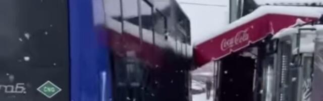 Karambol u Borči! Autobus proklizao, pa udario u kiosk, ovde je sada nemoguće proći