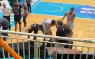 UZNEMIRUJUĆE! Strahota! Snimci nasilja kruže mrežama! Košarkaški sudija brutalno pretučen posle utakmice Prve lige