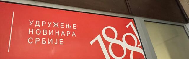 Udruženje novinara Srbije (UNS) osudilo pretnje i uvrede koje je na protestu u Surdulici doživela novinarka Dejana Cvetković