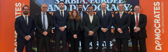 Посета Паризу: опозиција на маргинама политичких дешавања