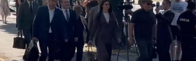 VIDEO: Selaković i drugi optuženi za Generalštab stigli na nastavak suđenja, dočekani povicima i zviždanjem