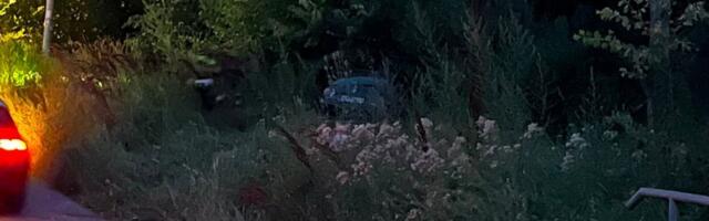 Vozilo završilo u kanalu, policija na sve strane: Teška nesreća u Jajincima, ima povređenih