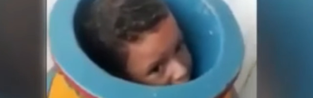 Ovaj mališan je tokom igre ušao u vazu i zaglavio se: Mogli su ga osloboditi samo na jedan način (VIDEO)