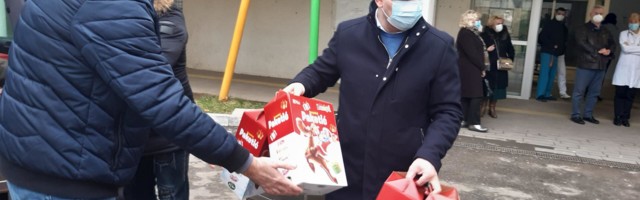 Gradska opština Medijana uručila paketiće dečijim klinikama Kliničkog centra u Nišu