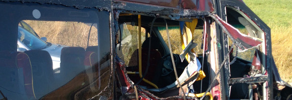 FOTOGRAFIJE SA MESTA NESREĆE! Smrskan autobus na pružnom prelazu, povređeno 13 osoba