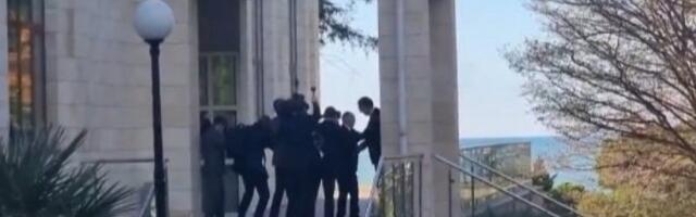 TET-A-TET SASTANAK! Putin izašao ispred rezidencije da sačeka predsednika Vučića! (VIDEO)