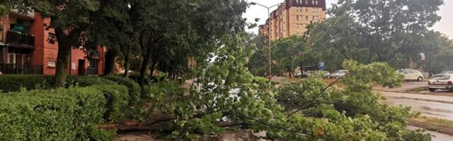 Јако олујно невреме у Западној Србији оставило пустош, преко 1.000 људи у Драгачеву остало без струје