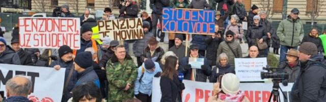 Penzioner podržao studente i u prevozu oduševio sugrađane natpisom na šeširu: "Naklon do poda za deku legendu" (FOTO)