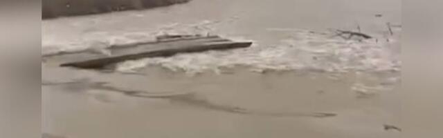 Nabujala reka progutala most: Pontonska konstrukcija kod Svilajnca nestala u talasima, snimak šokirao ljude