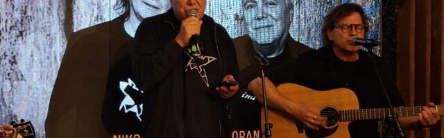 Zoran Predin i Nikola Čuturilo sa Analognom Rasom slave nagradu "Neki Rok 2025" na sceni BitefArtCafe-a