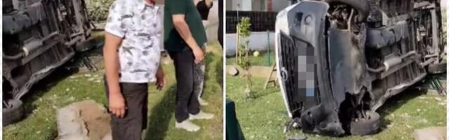 LJUDE DOČEKAO UŽASAN PRIZOR ISPRED KUĆE Teška saobraćajka kod Šapca: Muškarac kombijem uleteo u dvorište, vozilo prevrnuto na bok (VIDEO)