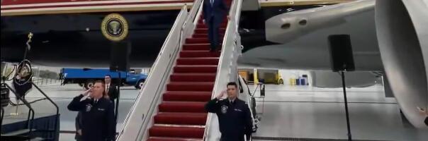 "PRELEP JE" Tramp prvi put leteo luksuznim Boingom 747 koji mu je poklonio Katar