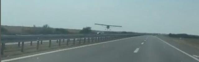ŠOK SCENA NA AUTO-PUTU! Avion leteo tik iznad vozila! (VIDEO)