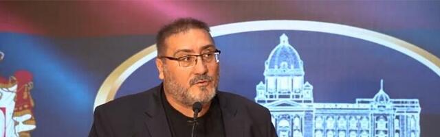 Bulatović k'o Brnabić UDARA U MIKROFON (VIDEO)