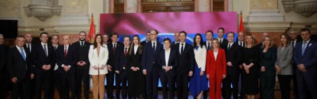 Studenti i građani izviždali ministre ispred Skupštine (VIDEO)