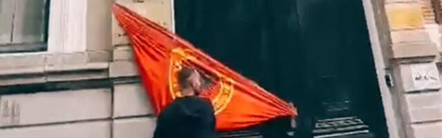 ALBANCI DIVLJALI U HAGU ZBOG SUĐENJA RATNIM ZLOČINCIMA! Kačili zastavu OVK na ambasadu Srbije i vređali zaposlene (VIDEO)