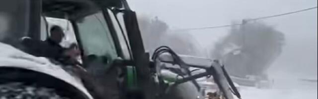 Kum i mladoženja seli u traktor i navalili na sneg: Hit snimak raspametio region