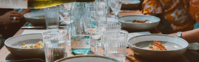 Od ekrana do stola: Gen Z bira razgovor uz klopu umesto lajka i sve iznanađuje