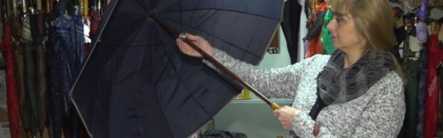 KIŠNI JE DAN, A VAŠ KIŠOBRAN - STAR I UMORAN! Evo šta treba da uradite da ne biste bili MOKRI DO GOLE KOŽE!